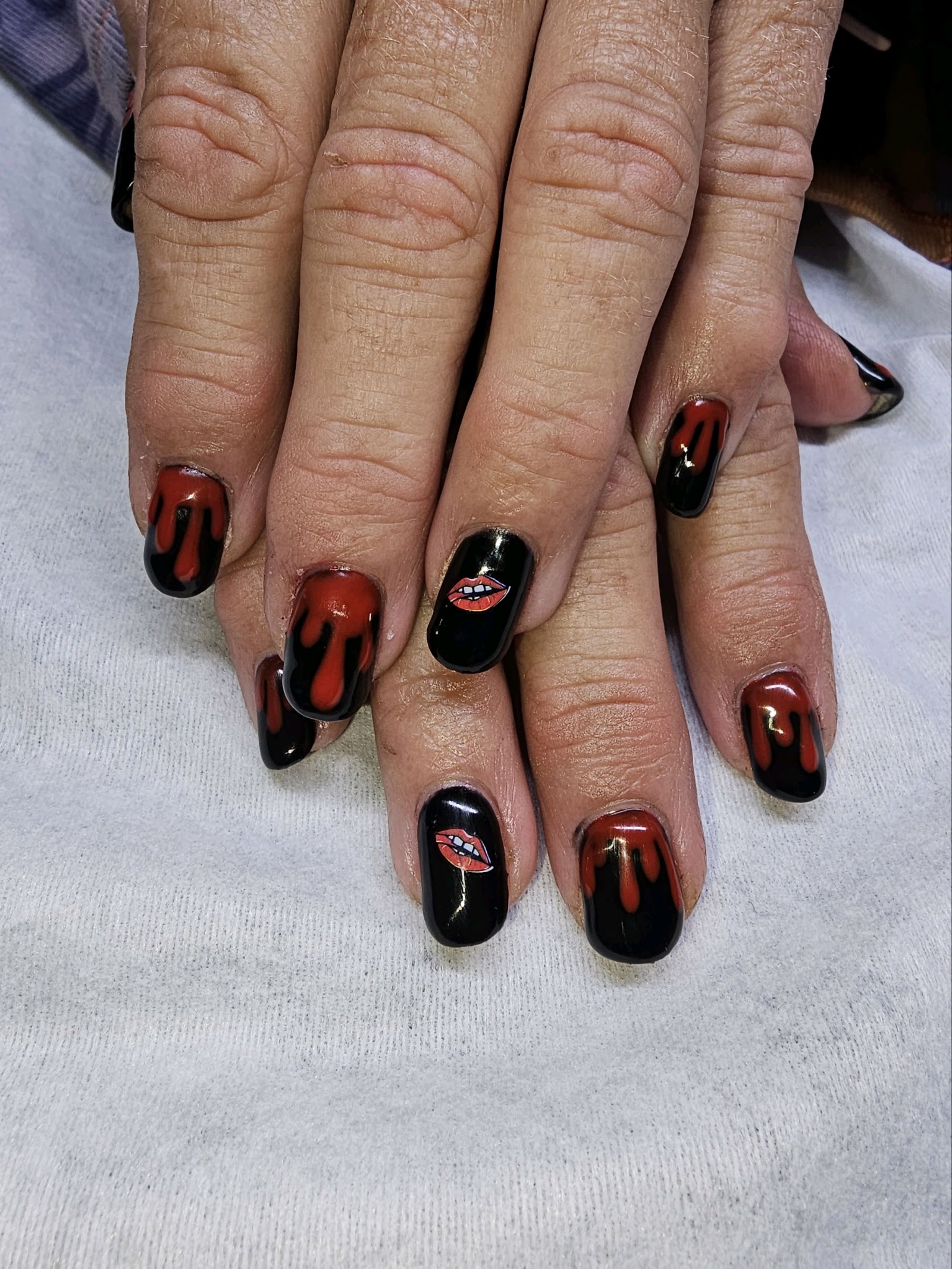 Naps N Nails logo